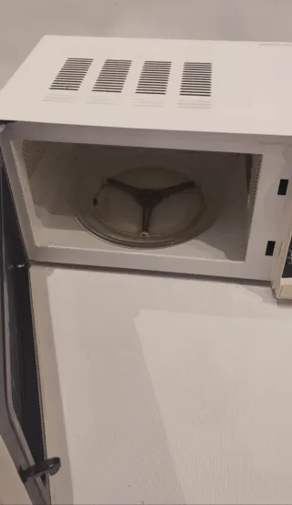 Microondas Dolphin Blanco y Beige