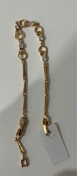 Pulsera dorada con brillantes elegante