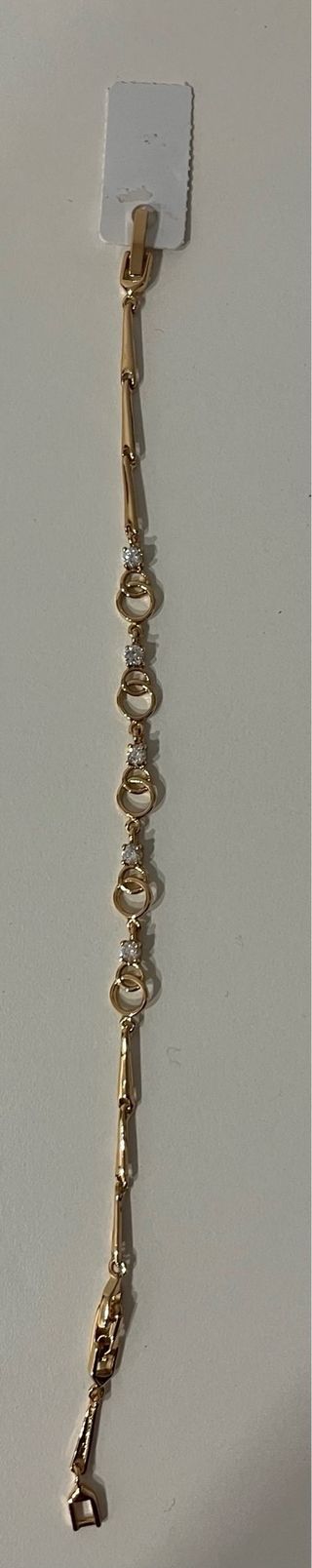 Pulsera dorada con brillantes elegante