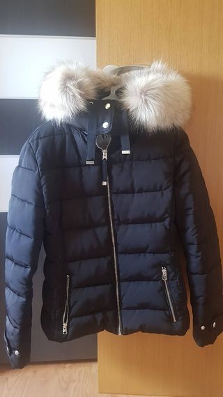 Cazadora acolchada negra con capucha