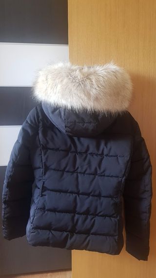 Cazadora acolchada negra con capucha