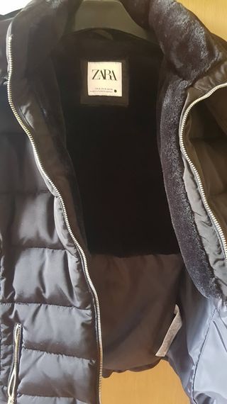 Cazadora acolchada negra con capucha