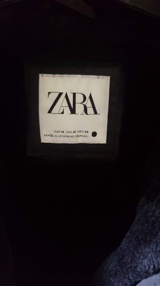 Cazadora acolchada negra con capucha