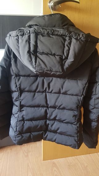 Cazadora acolchada negra con capucha