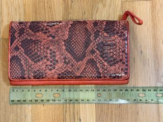 Monedero de piel con diseño de serpiente