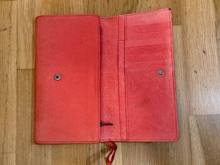 Monedero de piel con diseño de serpiente