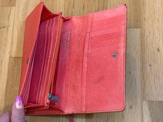 Monedero de piel con diseño de serpiente