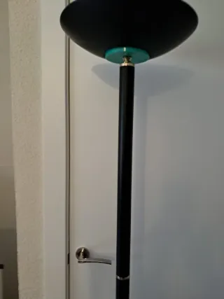 Lámpara de pie regulable en intensidad