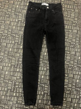 Vaquero pitillo negro Zara Talla 36
