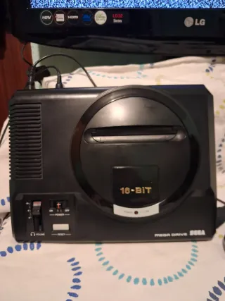 Console Sega Mega Drive classica in nero funziona correttamente senza difetti, ottima qualità dell'immagine