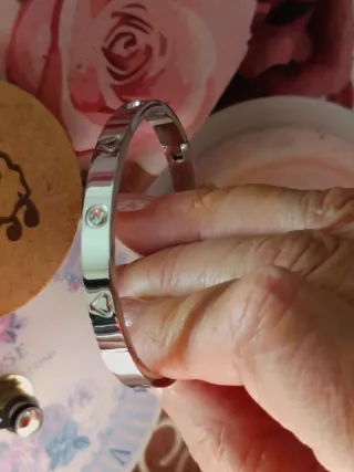 Pulsera Rígida Plateada Corazones