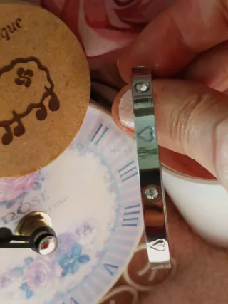 Pulsera Rígida Plateada Corazones