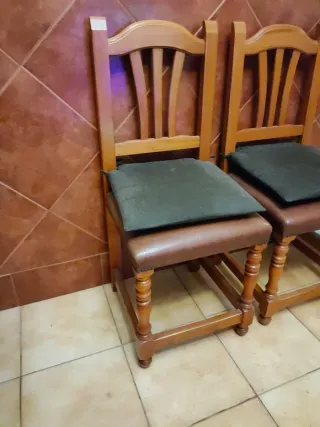 Juego de 2 sillas de comedor madera.