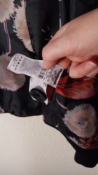 Blazer Desigual Negro con Bordado Rojo