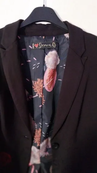 Blazer Desigual Negro con Bordado Rojo