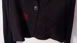Blazer Desigual Negro con Bordado Rojo