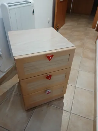 Mueble cajonera infantil beige y rojo