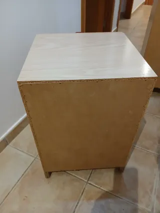 Mueble cajonera infantil beige y rojo