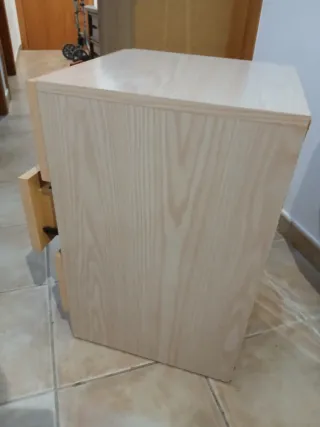 Mueble cajonera infantil beige y rojo