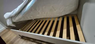 Cuna infantil con barrera protectora