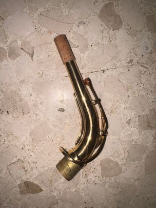 saxofón nuevo con atril caja de cañas y vaselina.