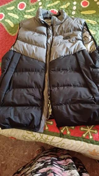 Chaleco acolchado gris y negro