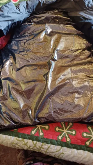 Chaleco acolchado gris y negro