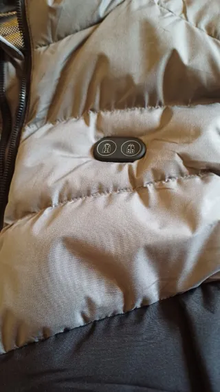 Chaleco acolchado gris y negro