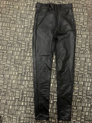 Pantalones efecto piel negros Bershka/Pull&Bear