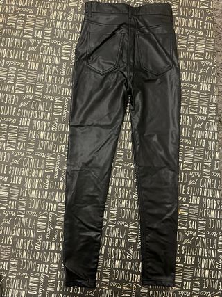 Pantalones efecto piel negros Bershka/Pull&Bear