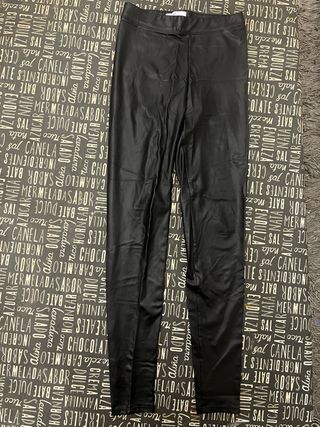 Pantalones efecto piel negros Bershka/Pull&Bear