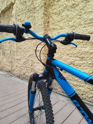 Bicicleta montaña azul y negra