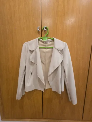 Chaqueta polipiel beige