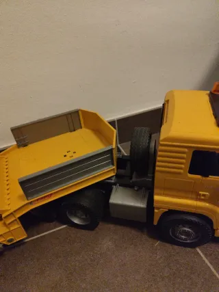 Camión MAN con Plataforma y Tractor JCB