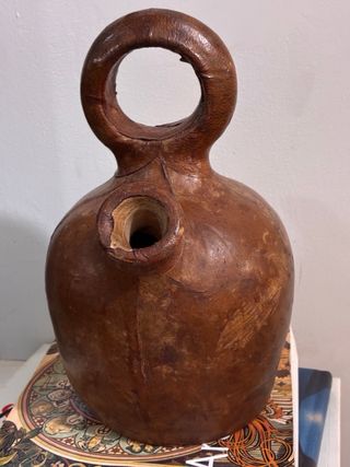 Botijo antiguo forrado en piel