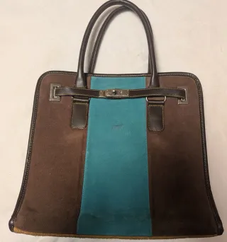 Bolso de piel marrón y turquesa