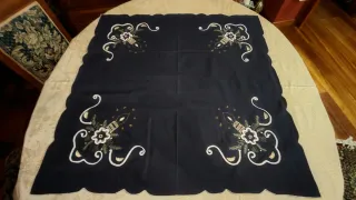 Centrotavola blu ricamato con candele