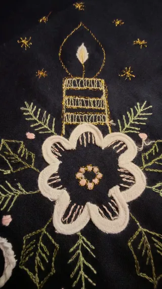 Centrotavola blu ricamato con candele