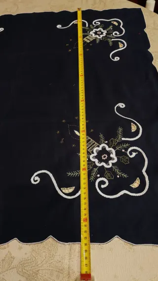 Centrotavola blu ricamato con candele