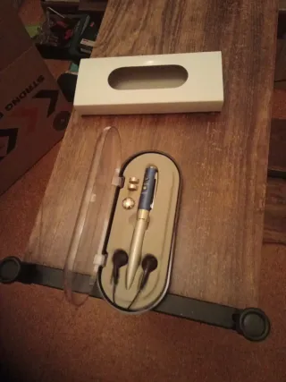 Radio-bolígrafo con auriculares