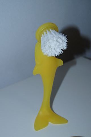 Saboneteira e escova de golfinho amarela