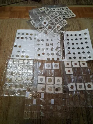 Colección de monedas en álbum