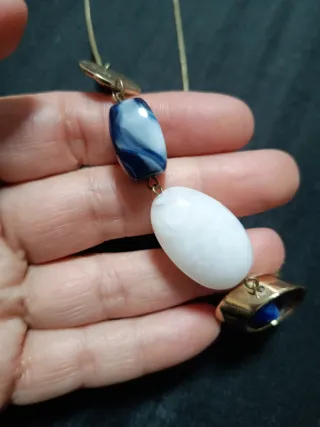 Collar con cuentas azules y blancas