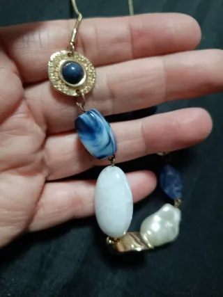 Collar con cuentas azules y blancas