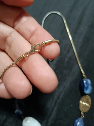 Collar con cuentas azules y blancas