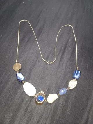 Collar con cuentas azules y blancas