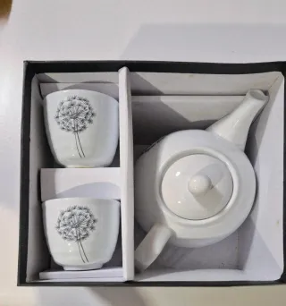 Juego de TETERA Y 2 TAZAS  Porcelana Blanca