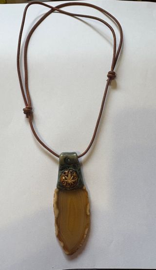 Collar cuero marrón(ajustable) y medallón en hoja