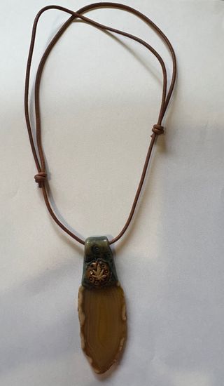 Collar cuero marrón(ajustable) y medallón en hoja