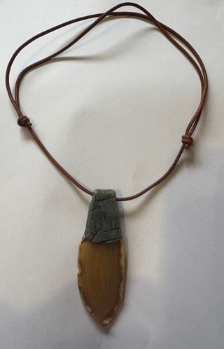 Collar cuero marrón(ajustable) y medallón en hoja